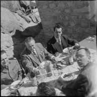 Forêt d'Akfadou. Poste du lieutenant Faure. Le repas.