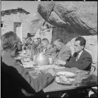 Forêt d'Akfadou. Poste du lieutenant Faure. Le général Descours et le colonel Du Chelas pendant le repas.