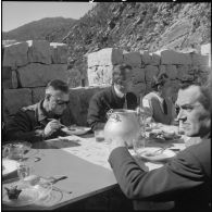 Forêt d'Akfadou. Poste du lieutenant Faure. Le général Descours et le colonel Du Chelas pendant le repas.