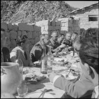 Forêt d'Akfadou. Poste du lieutenant Faure. Le général De Camas et le colonel Brunet pendant le repas.