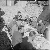 Forêt d'Akfadou. Poste du lieutenant Faure. Le général De Camas et le colonel Brunet pendant le repas.