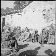 Monts Zouaiena. Un groupe de femmes devant une maison attendant l'infirmier pour les enfants.