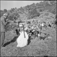 Monts Zouaiena. Moment de détente avec l'infirmier militaire.