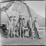 Base de Boufarik. Le commandant Batard avec l'escadrille d'hélicoptère.