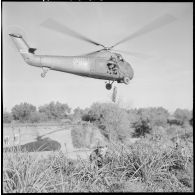 Base de Boufarik. Démonstration de sauvetage d'un blessé, à l'aide d'un treuil à partir d'un hélicoptère Sikorsky.