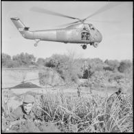 Base de Boufarik. Démonstration de sauvetage d'un blessé, à l'aide d'un treuil à partir d'un hélicoptère Sikorsky.