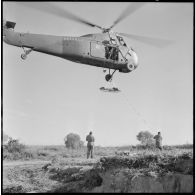 Base de Boufarik. Démonstration de sauvetage d'un blessé, à l'aide d'un treuil à partir d'un hélicoptère Sikorsky.