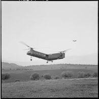 Opération dans la région ouest de Ouizer. Hélicoptères Piasecki H21.