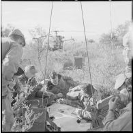 Opération dans la région ouest de Ouizer. Le colonel Bigeard fait le point avec les soldats.