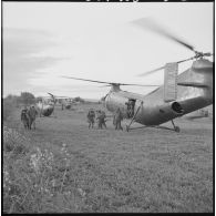 Opération dans la région ouest de Ouizer. Les troupes descendent des hélicoptères Piasecki H21.