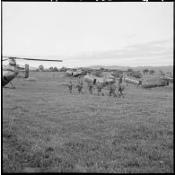 Opération dans la région ouest de Ouizer. Les troupes sont arrivées par les hélicoptères Piasecki H21.