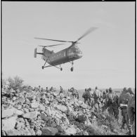 Opération dans la région ouest de Ouizer. Les hélicoptères Piasecki H21 s'en vont.