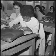 Ecole ménagère d'El Biar. Des monitrices font de la couture.