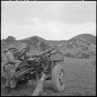 Opération Iris. Une pièce de la 2e batterie du 2e régiment d'artillerie (RA) s'installe en protection (Canon 105 mm HM2).