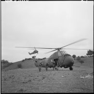 Opération Iris. Arrivée au sol de la 13ème division blindée de la légion étrangère (DBLE) héliportée.