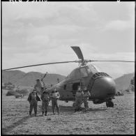 Opération Iris. Le "Mammouth" de protection de la 2e escadre héliportée et son équipage.