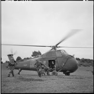 Opération Iris. Arrivée au sol de la 13ème division blindée de la légion étrangère (DBLE) héliportée.