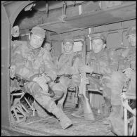 Opération dans le sud de Tenes. Stick du commando manoir en place dans un hélicoptère Sikorsky H34.