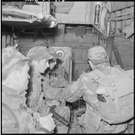 Opération dans le sud de Tenes. Stick du commando manoir en place dans un hélicoptère Sikorsky H34.