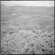 Opération dans le sud de Tenes. Les hélicoptères Sikorsky H34 se posent quelques secondes afin de permettre au commando de prendre possession du piton.