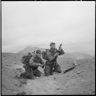 Opération dans le sud de Tenes. Des grenades à fusil sont tirées sur une position occupée par les rebelles.