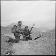 Opération dans le sud de Tenes. Des grenades à fusil sont tirées sur une position occupée par les rebelles.