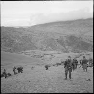 Opération dans le sud de Tenes. La fouille du terrain continue, sous la conduite du lieutenant commandant "Manoir".