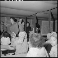 Les patrons visitent l'école du centre de regroupement d'Harchoum.