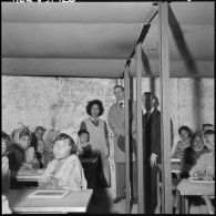 Les patrons visitent l'école du centre de regroupement d'Harchoum. Rencontre avec l'institutrice.