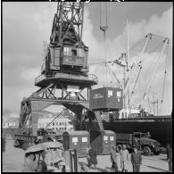 Port d'Alger. Grue transportant un container de livres scolaires.