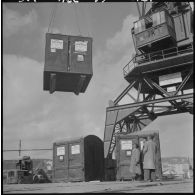 Port d'Alger. Grue transportant un container de livres scolaires.