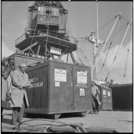 Port d'Alger. Un container de livres scolaires.