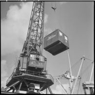 Port d'Alger. Une grue déplaçant un container de livres scolaires.