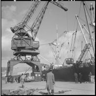 Port d'Alger. Une grue déplaçant un container de livres scolaires.