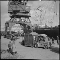 Port d'Alger. Chariot élévateur transportant un container de livres scolaires.