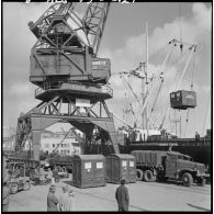 Port d'Alger. Grue transportant des containers de livres scolaires.