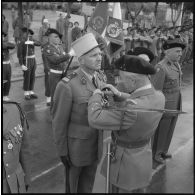 Tizi Ouzou. Le capitaine Aberegg, officier de liaison de la section administrative spécialisée (SAS) de l'arrondissement de Tizi Ouzou est décoré par le général Faure de la rosette de la légion d'honneur.