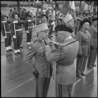 Tizi Ouzou. Le capitaine Audinot, officier de la section administrative spécialisée (SAS) de Beni Douala, est décoré par le général Faure de la rosette de la légion d'honneur.