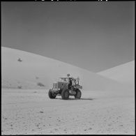 Grand Erg oriental. Le tracteur dans les dunes.