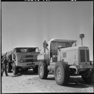 Grand Erg oriental. Un camion 6x6 et un tracteur de la SAVIEM LRS.