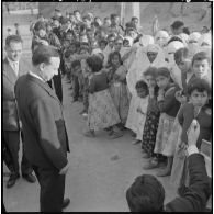 Biskra. Michel Debré salue des enfants.