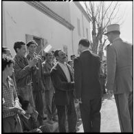 Robertville. Michel Debré félicite un ancien combattant.