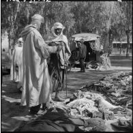 Marché de Lamartine. Marchands de tissus et de vêtements.