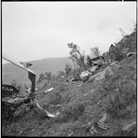 Région de Frenda. Débris de l'hélicoptère Sikorsky H-34.