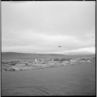 Région de Frenda. Les hélicoptères Sikorsky H-34 survolent un village.