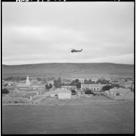 Région de Frenda. Un hélicoptère Sikorsky H-34 survole un village.