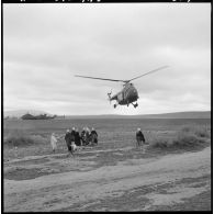 Région de Frenda. Des hélicoptères Sikorsky H-34 atterrissent dans un champ à côté de villageois.