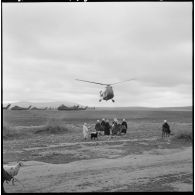 Région de Frenda. Des hélicoptères Sikorsky H-34 atterrissent dans un champ à côté de villageois.