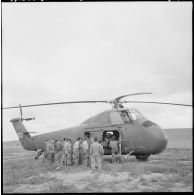 Région de Frenda. Les soldats font une pause à côté d'un hélicoptère Sikorsky H-34.