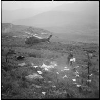 Région de Frenda. Débris de l'hélicoptère Sikorsky H-34.